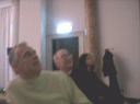 Carlo, Stefano e Carola guardano lo schermo